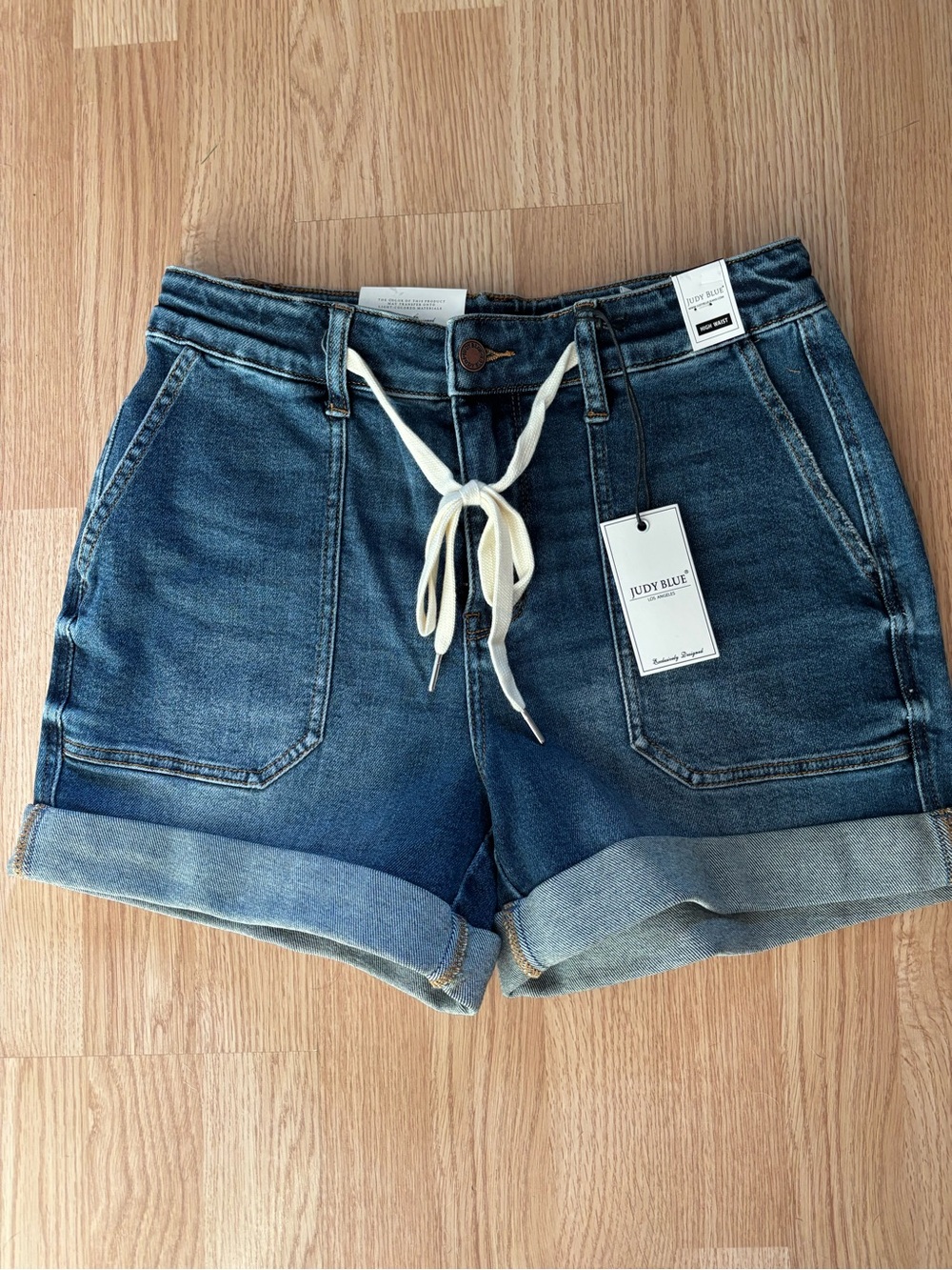 Judy Blue Classic Blue Rolled Cuff Denim Shorts. Size medium. NWT